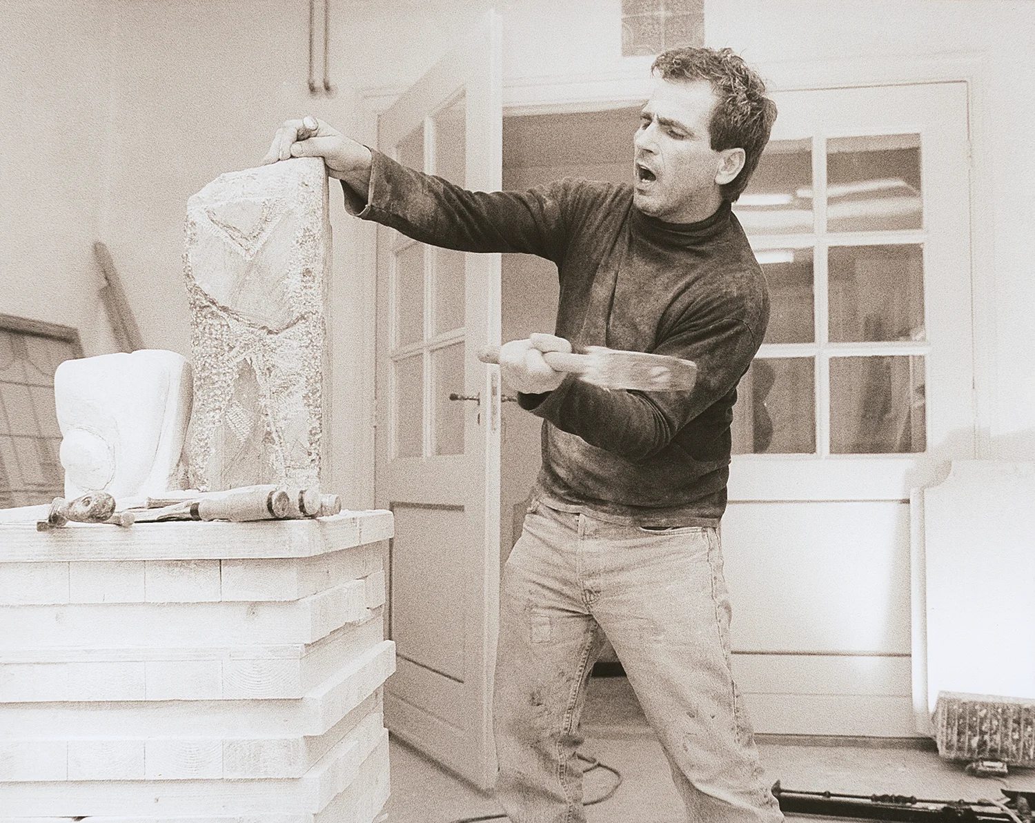 Rob Cerneüs in 1986 een steen aan het boucharderen