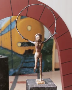 Beeld 'Touwtjespringster' van Rob Cerneüs