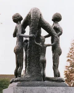 Beeld 'Levensboom' van Rob Cerneüs