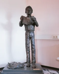 Beeld 'Schooljongen' van Rob Cerneüs