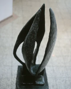 Beeld 'De tulp' van Rob Cerneüs