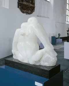 Beeld 'Kus' van Rob Cerneüs