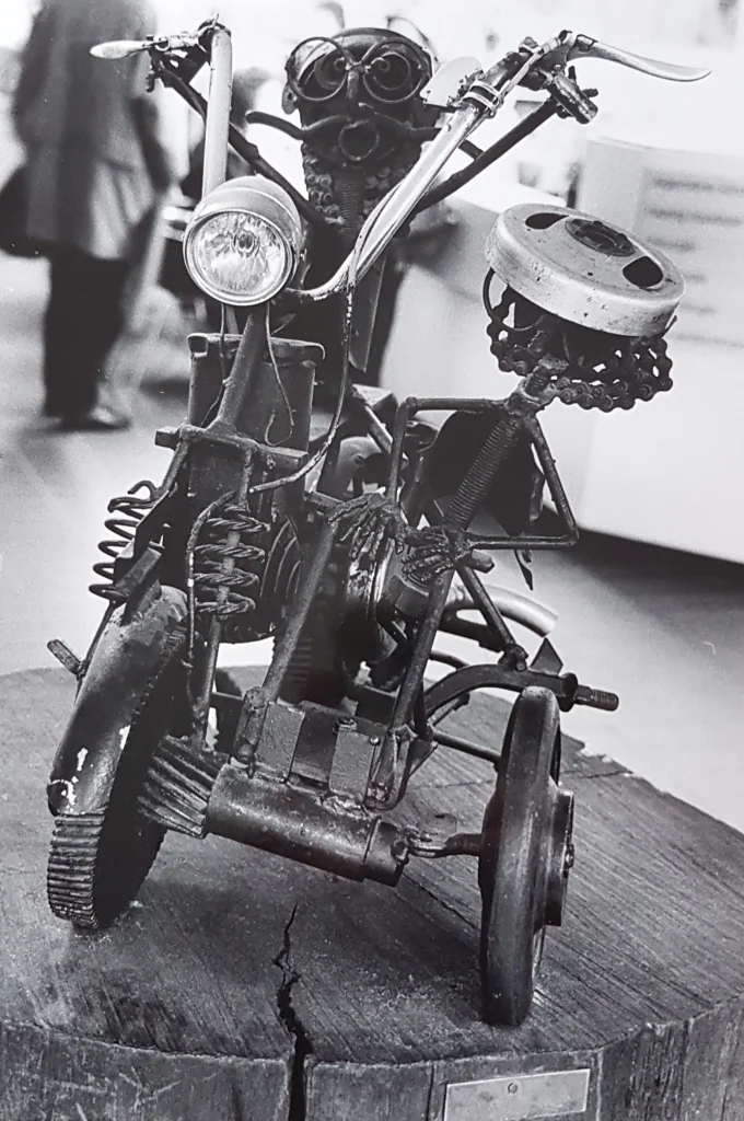 Beeld 'Motor met zijspan' van Rob Cerneüs