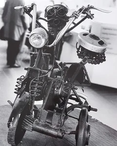 Beeld 'Motor met zijspan' van Rob Cerneüs