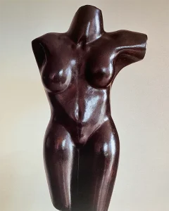 Beeld 'Torso violetta' van Rob Cerneüs