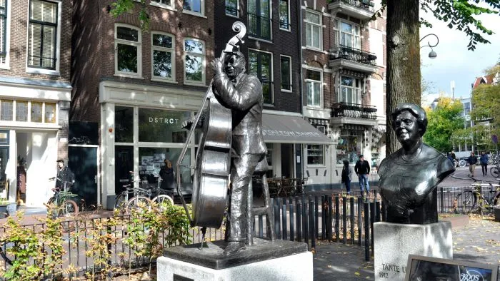 Beeld 'Manke Nelis' van Rob Cerneüs op de Elandsgracht in Amsterdam