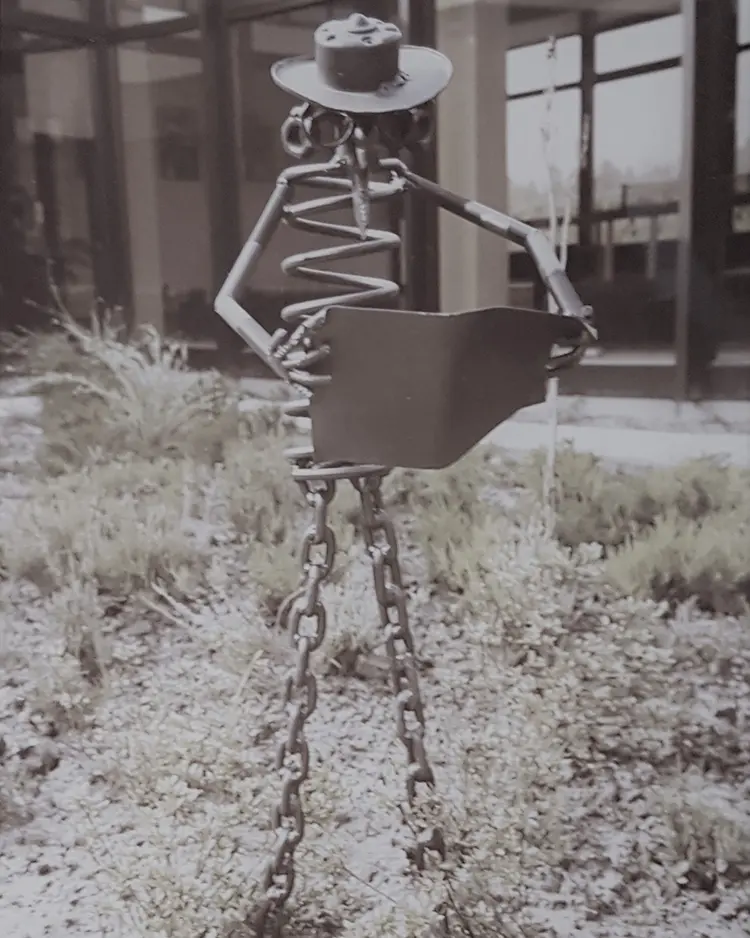 Beeld 'Krantenlezer' van Rob Cerneüs