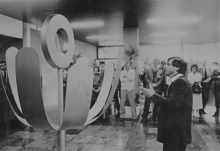 Beeld 'Tulp' van Rob Cerneüs