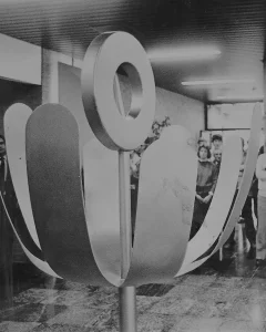 Beeld 'Tulp' van Rob Cerneüs