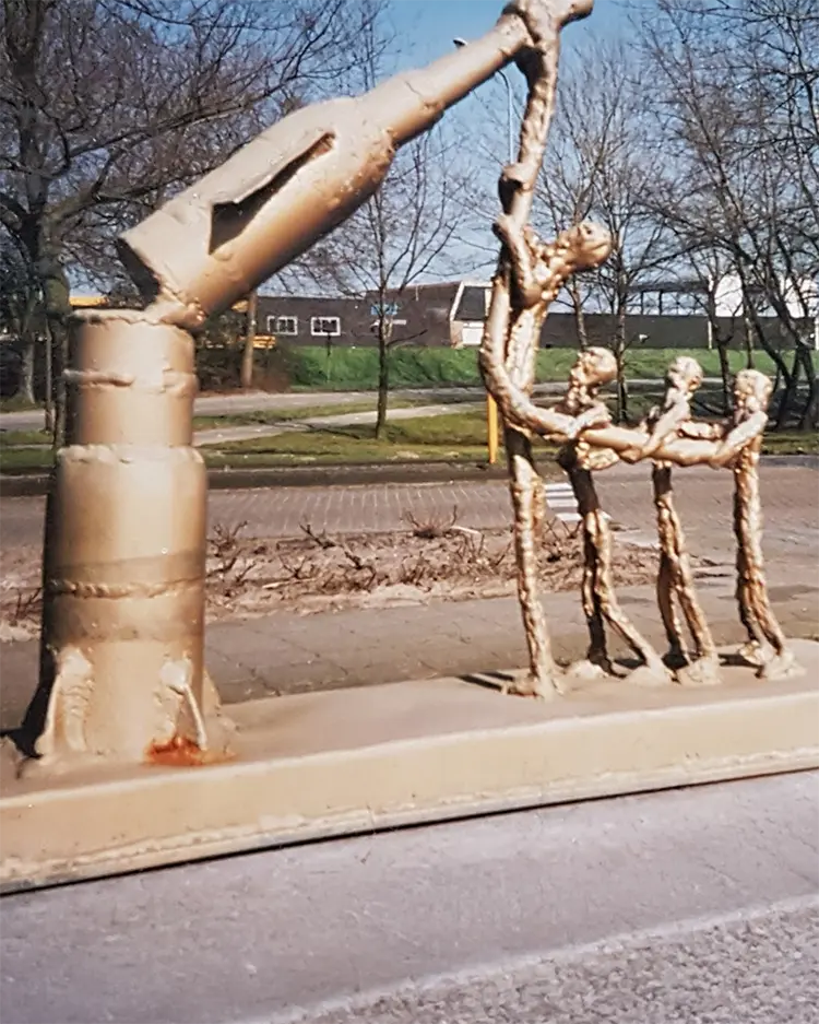 Beeld 'Vredesbeeld' van Rob Cerneüs