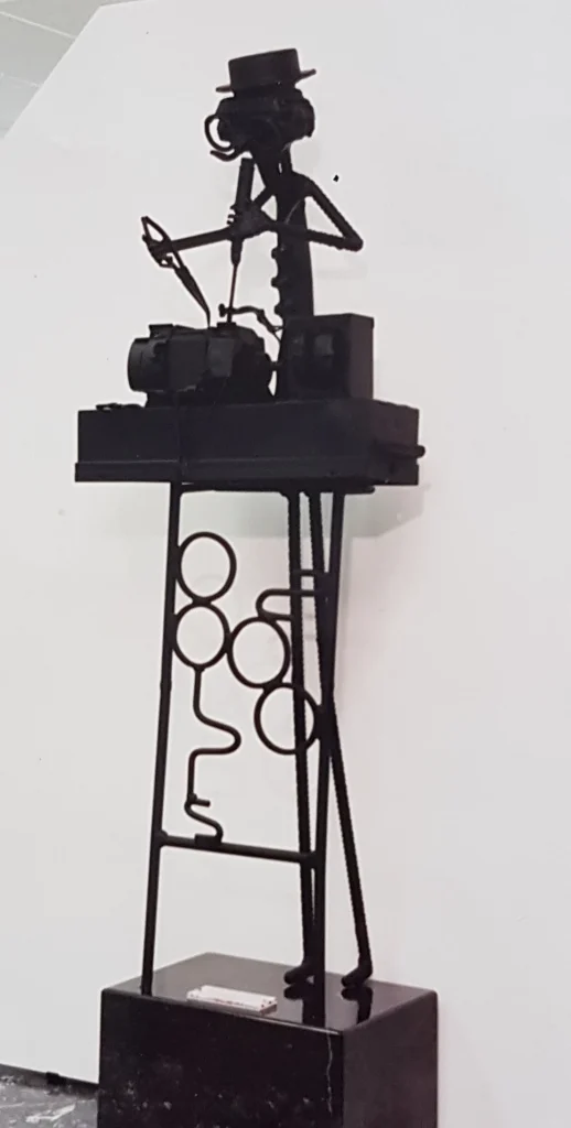 Beeld 'Monteur' van Rob Cerneüs