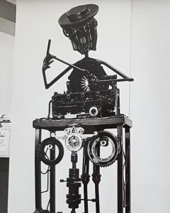 Beeld 'Monteur' van Rob Cerneüs