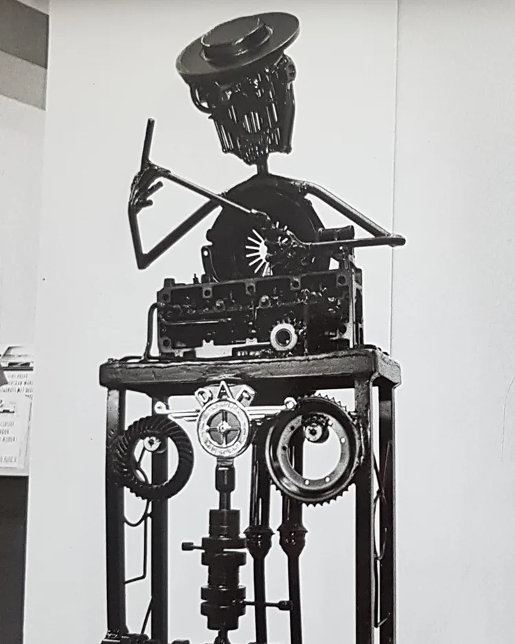 Beeld 'Monteur' van Rob Cerneüs