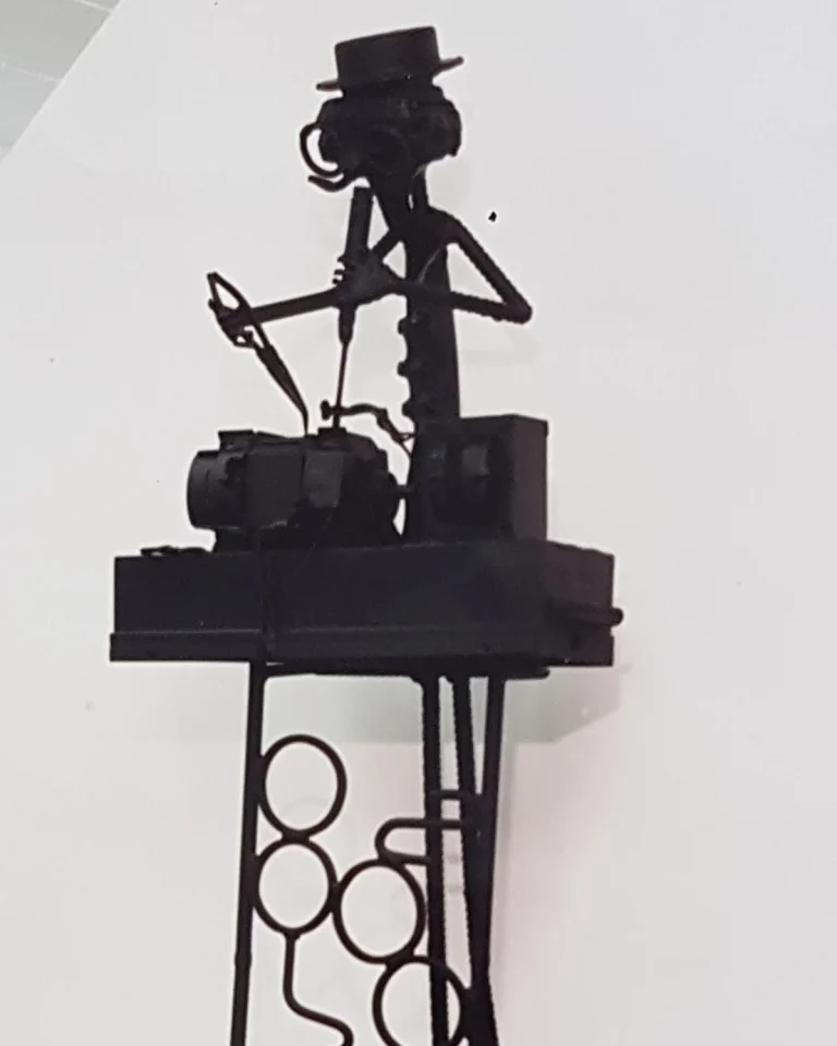 Beeld 'Monteur' van Rob Cerneüs