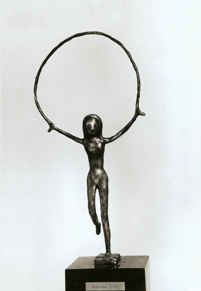 Beeld 'Touwtjespringster' van Rob Cerneüs