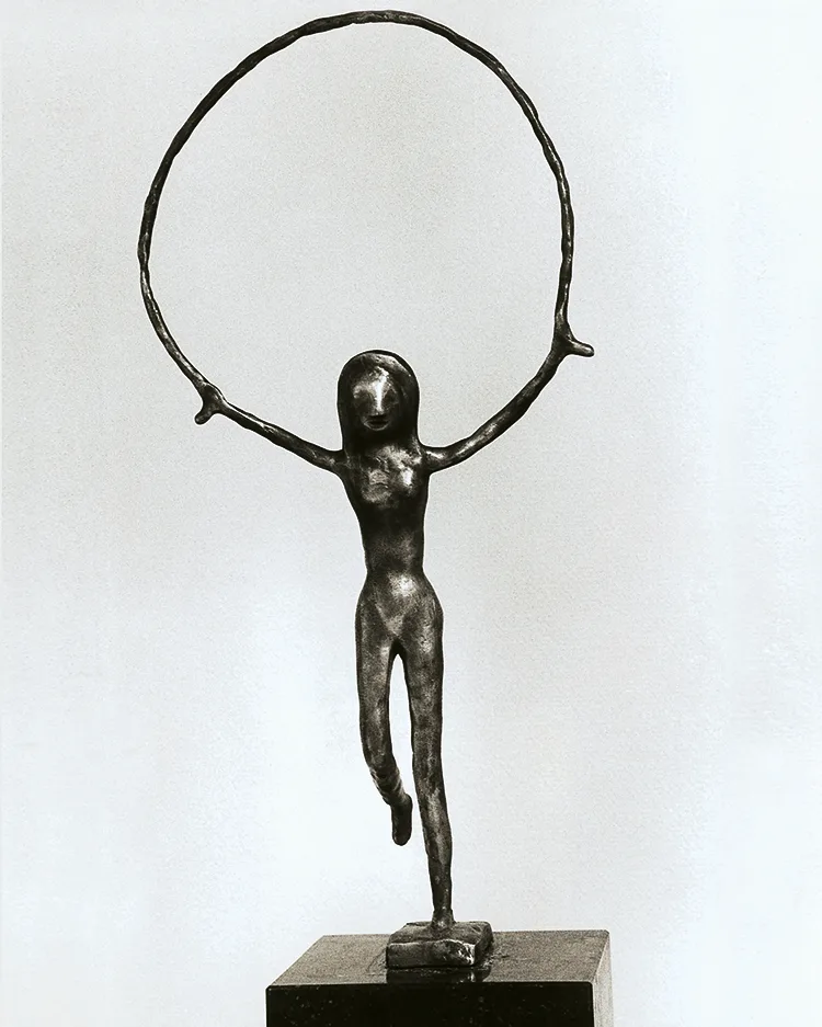 Beeld 'Touwtjespringster' van Rob Cerneüs