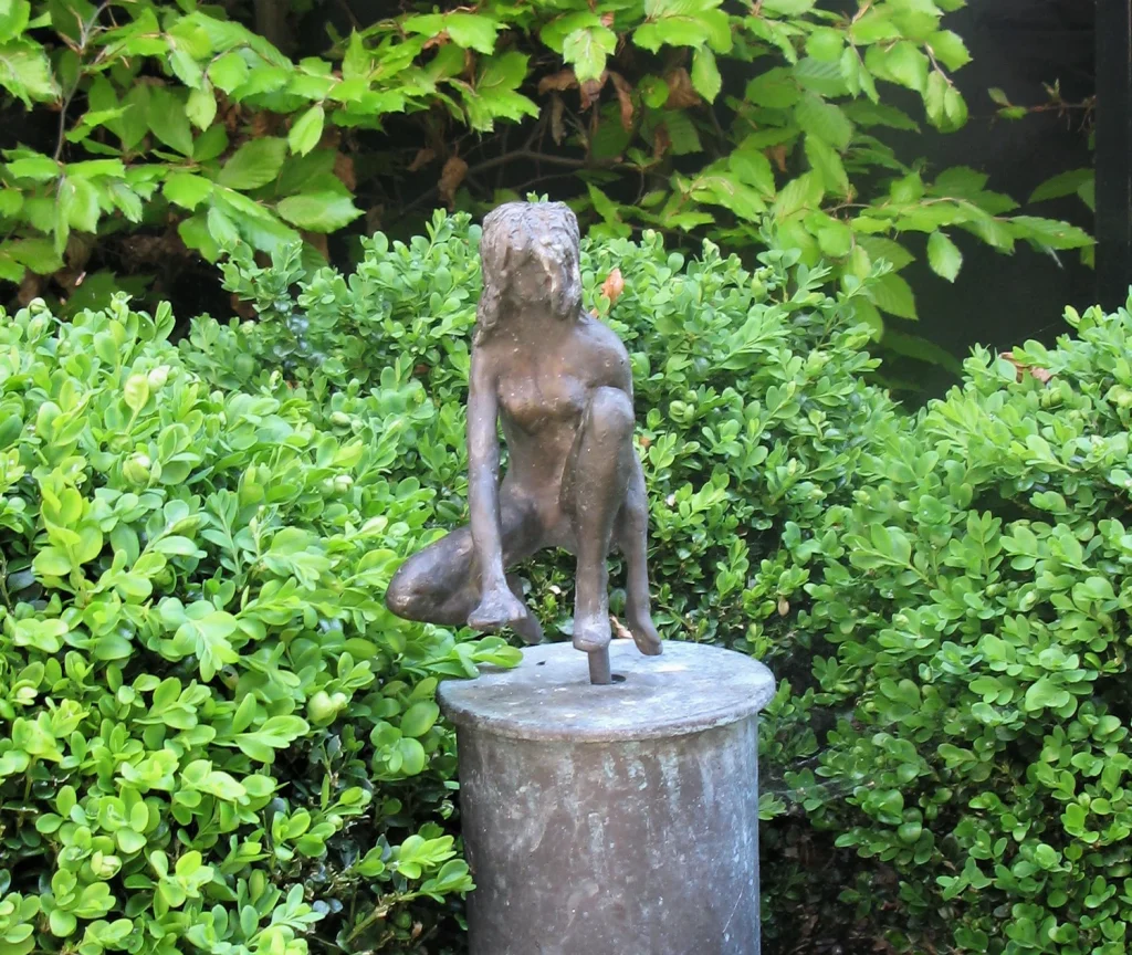 Beeld 'Zittend meisje' van Rob Cerneüs