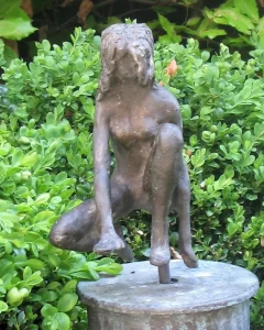 Beeld 'Zittend meisje' van Rob Cerneüs