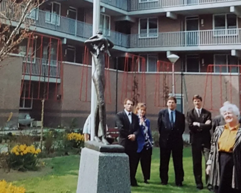 Onthulling beeld 'Moeder en kind' van Rob Cerneüs