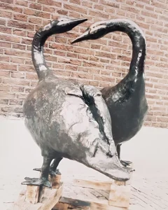 Beeld 'Twee zwanen' van Rob Cerneüs