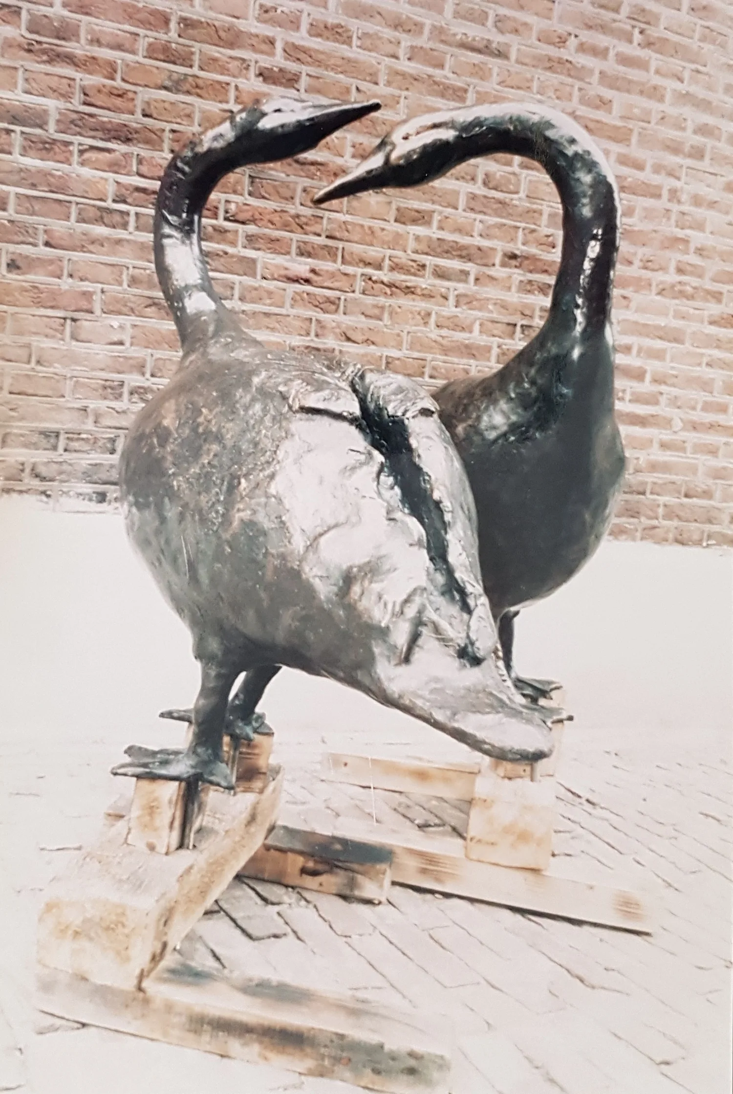 Beeld 'Twee zwanen' van Rob Cerneüs