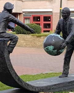 Beeld 'Wereld doorgeven aan kleinzoon' van Rob Cerneüs