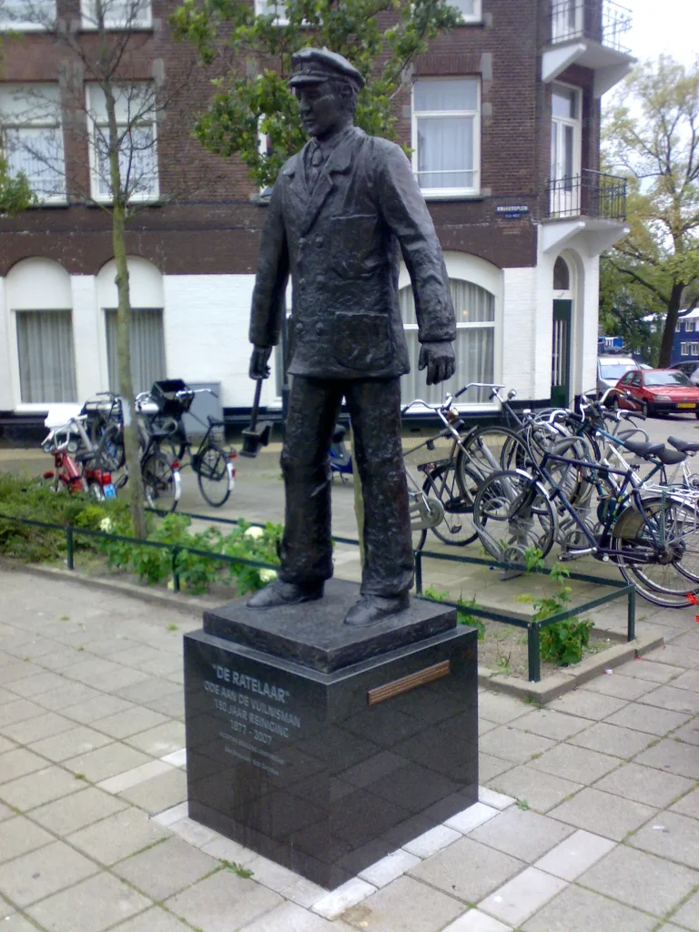 Beeld 'De ratelaar' van Rob Cerneüs