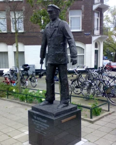 Beeld 'De ratelaar' van Rob Cerneüs