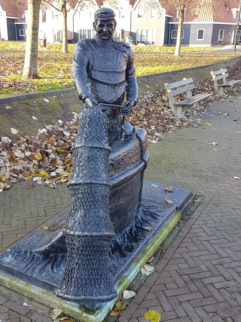 Beeld 'De visserman met fuik' van Rob Cerneüs