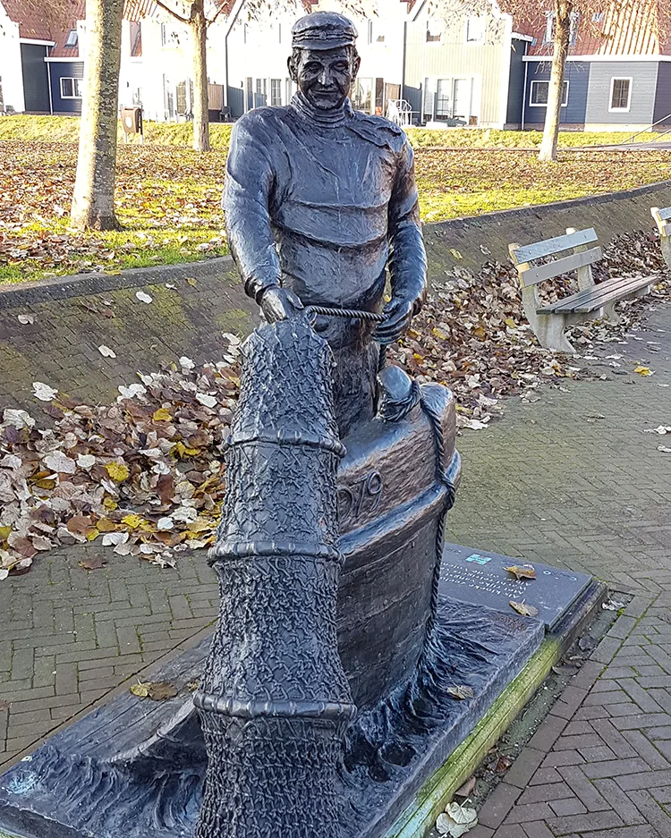 Beeld 'De visserman met fuik' van Rob Cerneüs