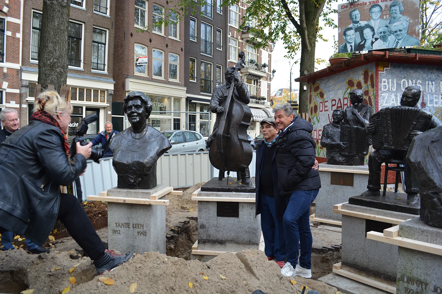 Beeld 'Manke Nelis' van Rob Cerneüs. Op de foto met Rene Froger