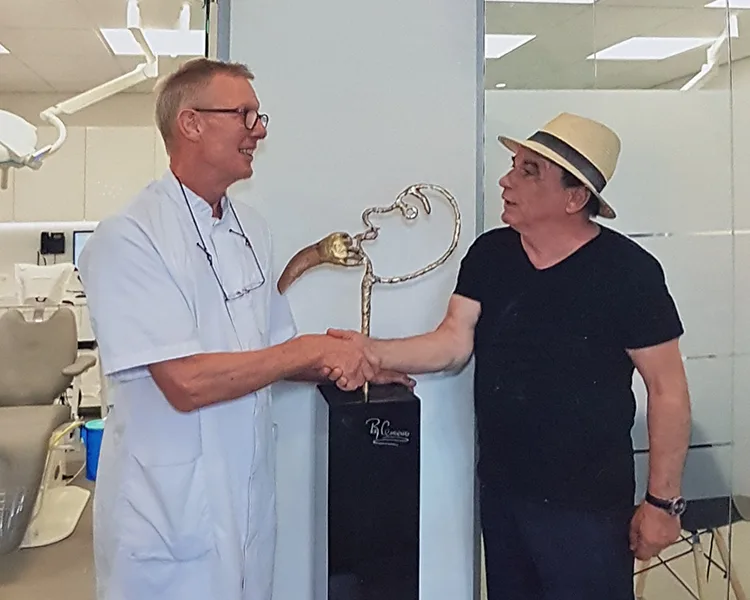 Onthulling 'De kaakchirurg' van Rob Cerneüs